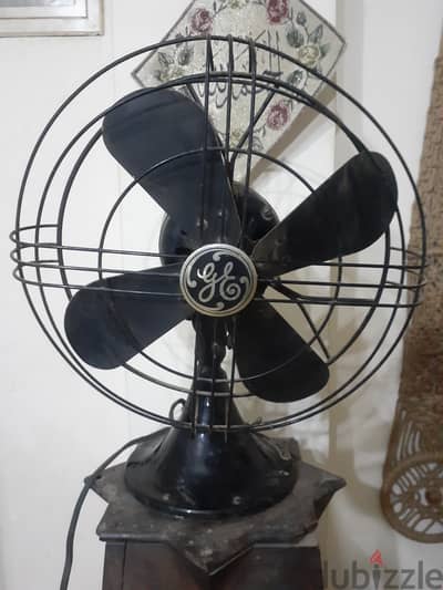 مروحة تحفة فنية عمرها يقارب المئة عام