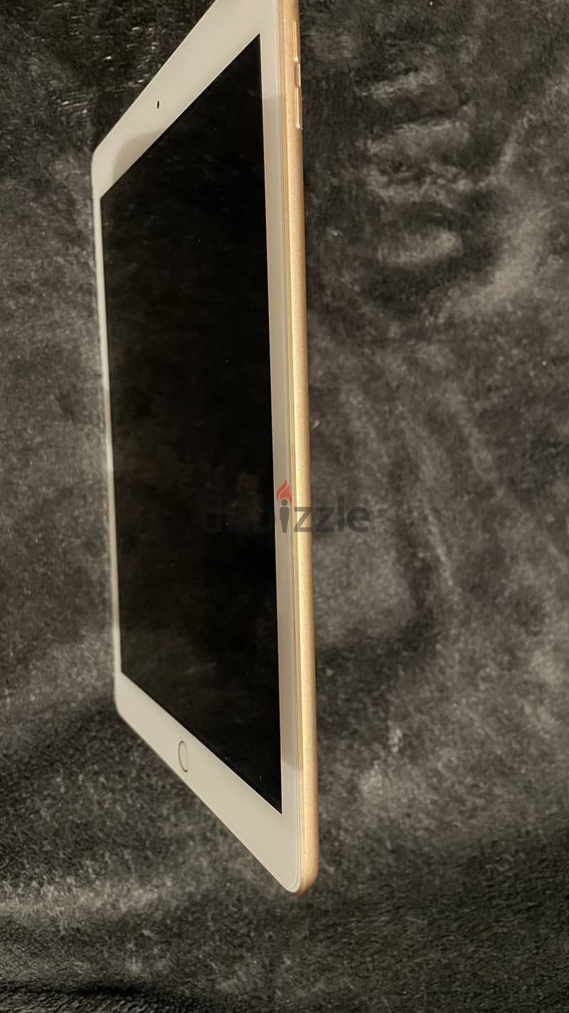 Ipad 6 Gen - 32 GB - Gold - all original accessories - ايباد - الجيل 6 5