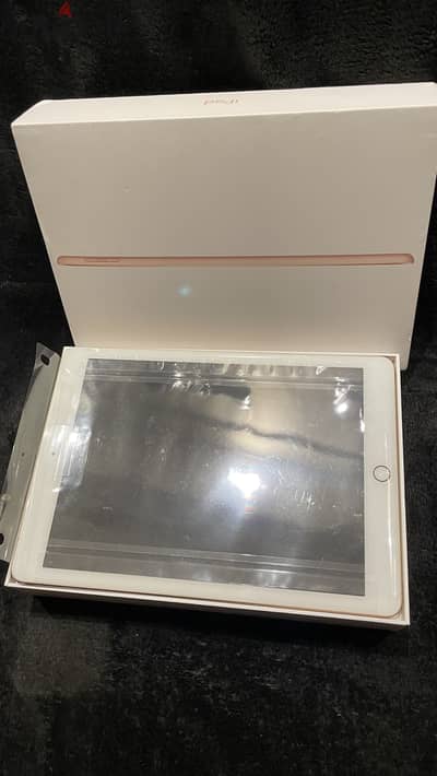 Ipad 6 Gen - 32 GB - Gold - all original accessories - ايباد - الجيل 6