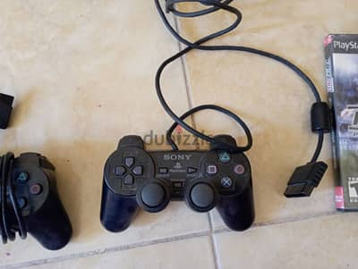 دراع سونى ps2 ومعاه دراع تانى واسطوانة بيس ٢٠١١ ووصلة الجهاز