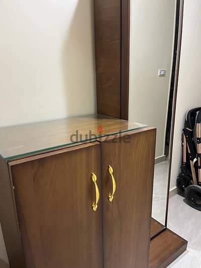 وحدة تخزين أو رف أحذية