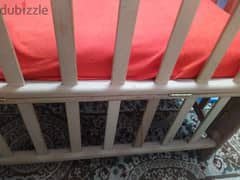 سرير اطفال خشب زان 70×90 معاه مرتبه اسفنج مضغوط وكفر مرتبة mothercare