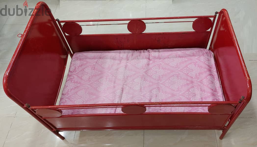 سرير حديد اطفال لون احمر مع مرتبة قطن 0
