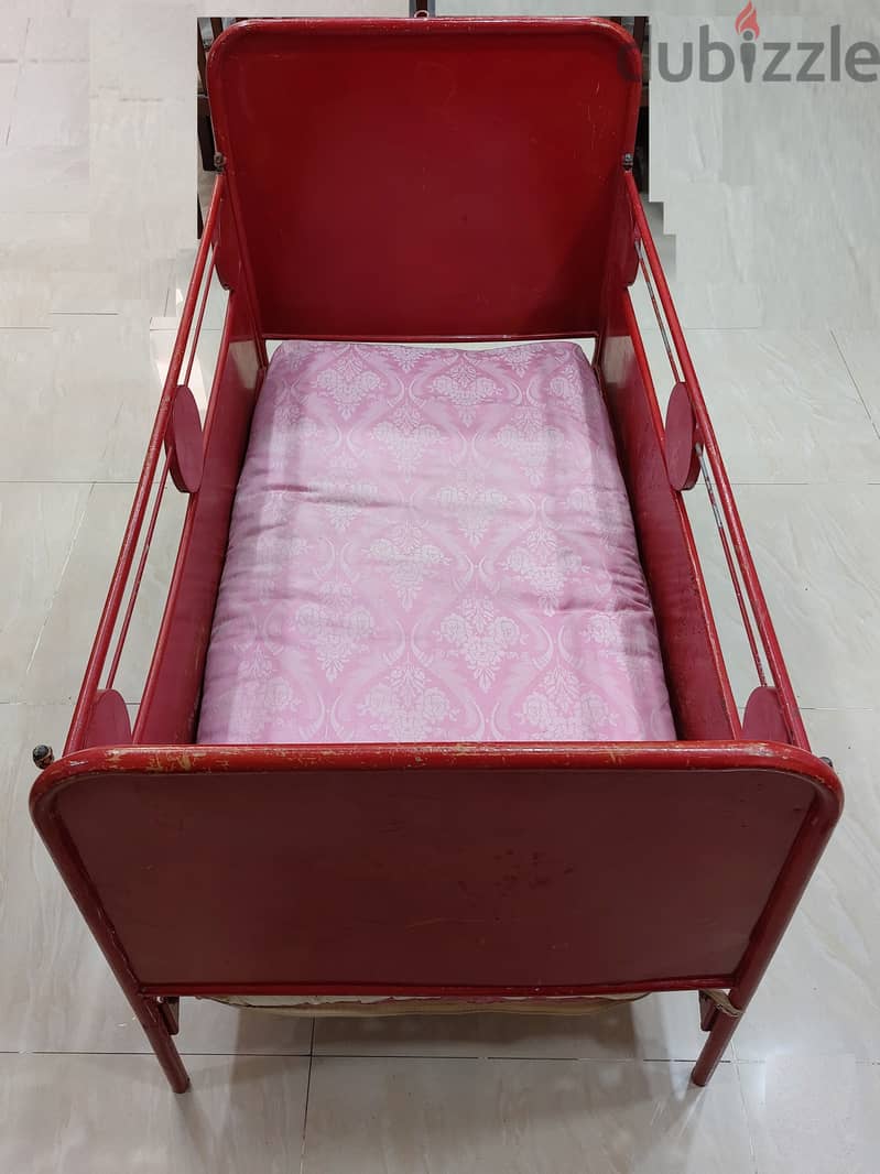 سرير حديد اطفال لون احمر مع مرتبة قطن 1