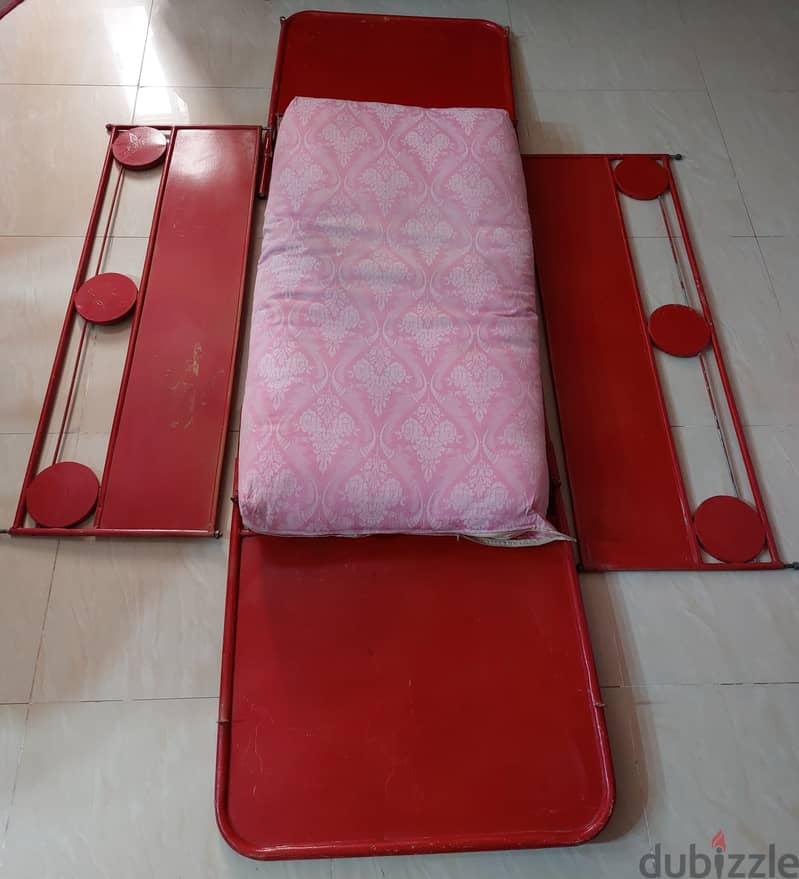 سرير حديد اطفال لون احمر مع مرتبة قطن 4