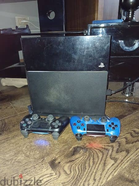 PS4 + stand and 2 original controllers 1