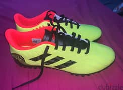 احذية- حذاء كرة قدم اديداس اصلي - ارض ترتان - وارد لندن - مقاس ٤٢و نصف