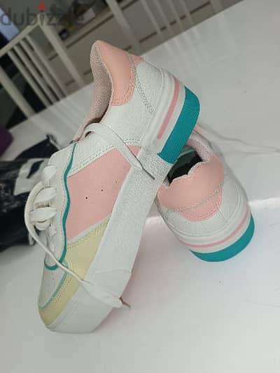 حذاء كوتشي رياضي بناتي (ماركة : bershka) sport shoes