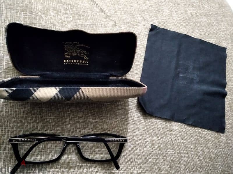 Burberry original eye glasses بالكرتونة 0