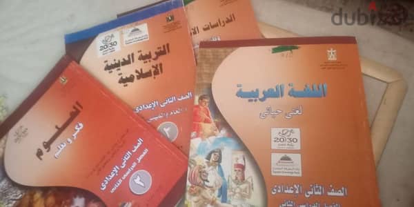 للبيع كتب تانية وأولى اعدادى وزارة وخارجية ورابعة ساينس