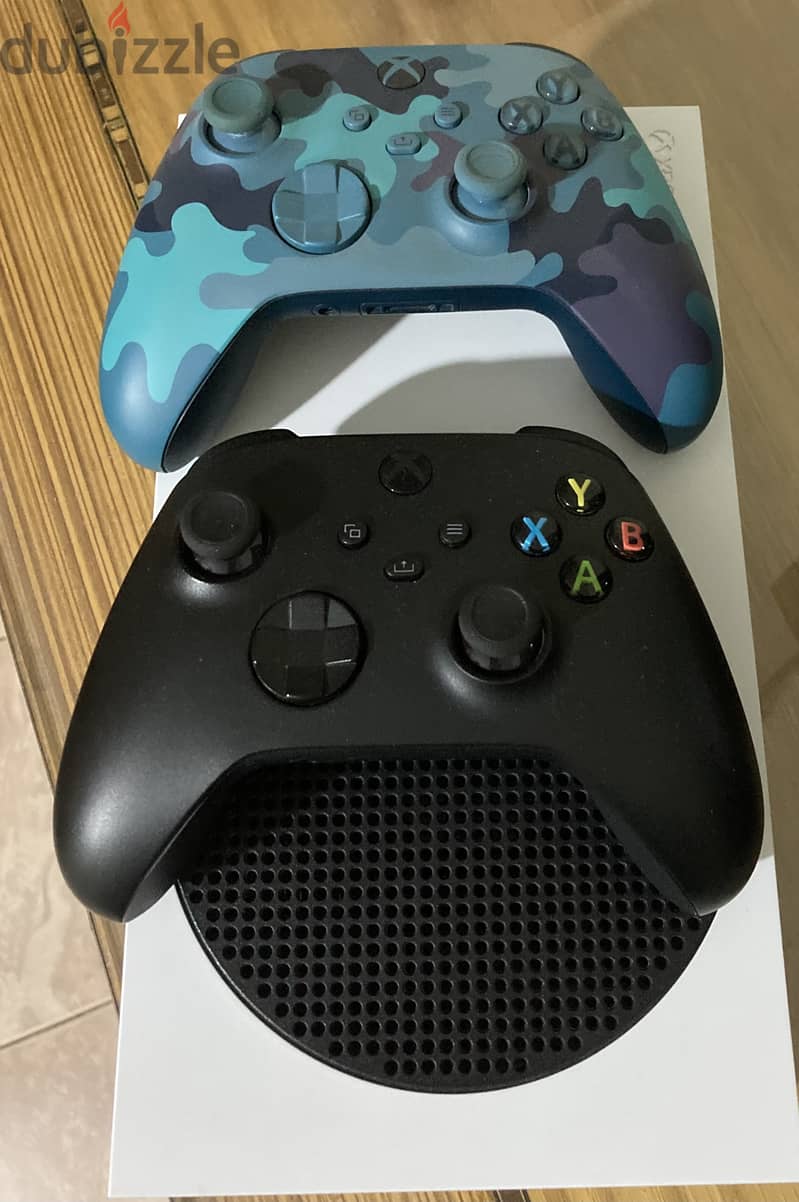 XBox series S + 2 Controllers - Video Game Consoles - 199085267