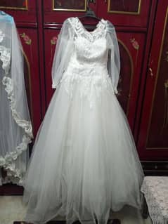 فستان زفاف ابيض مع اكسسوار