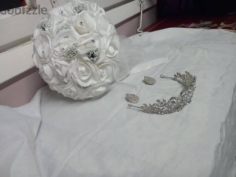 فستان زفاف ابيض مع اكسسوار 1