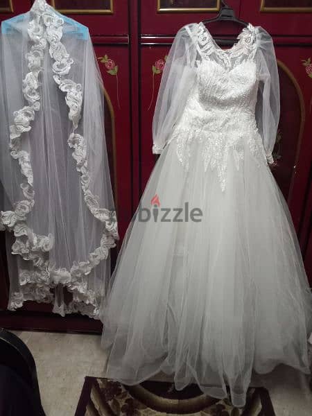 فستان زفاف ابيض مع اكسسوار 3