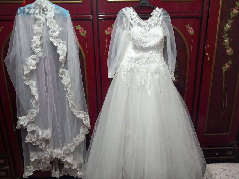 فستان زفاف ابيض مع اكسسوار 4