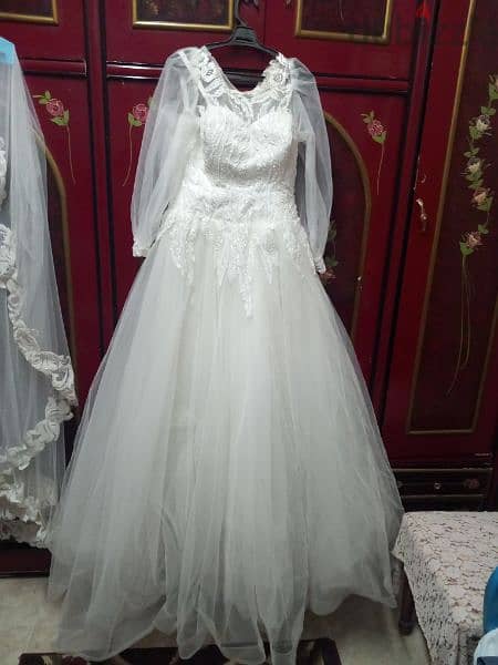 فستان زفاف ابيض مع اكسسوار 7