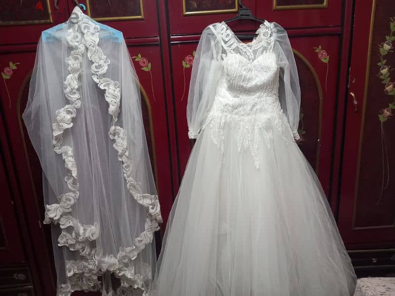 فستان زفاف ابيض مع اكسسوار 13