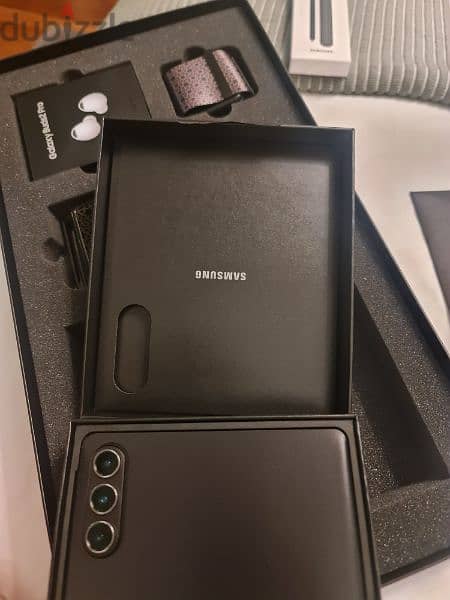 Samsung Galaxy Z fold5 -1TB -black colour + earbuds + cover & stylus 2