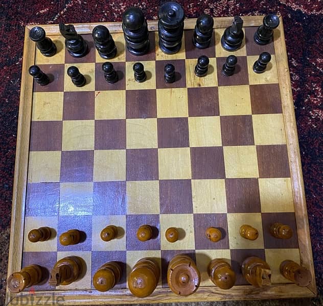 طقم شطرنج من الخشب. لوح خشبي (٤٠*٤٠ ) 1