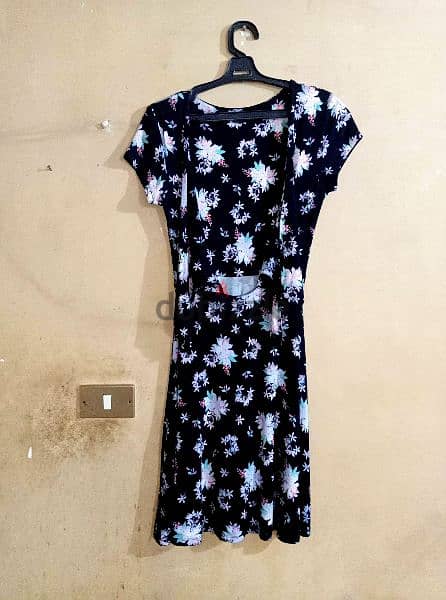 Black Floral V-Neck Midi Dress With A Tie Stylish Waist in the Middle 1