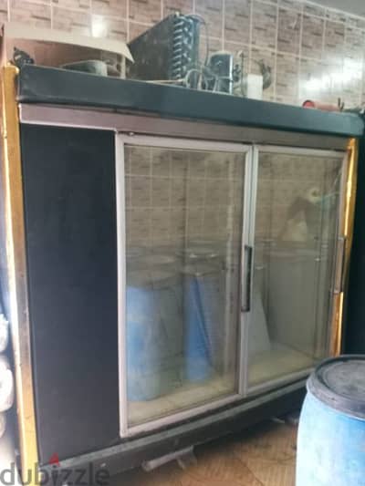 تلاجة عرض استعمال خارج
