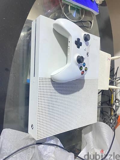 xbox one s for sale + 2 original controllers + forza horizon 4-5