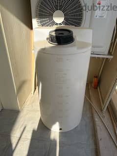 خزان مياه داخل او خارج المنزل ٢٠٠ لتر + كابولي متفصل للخزان