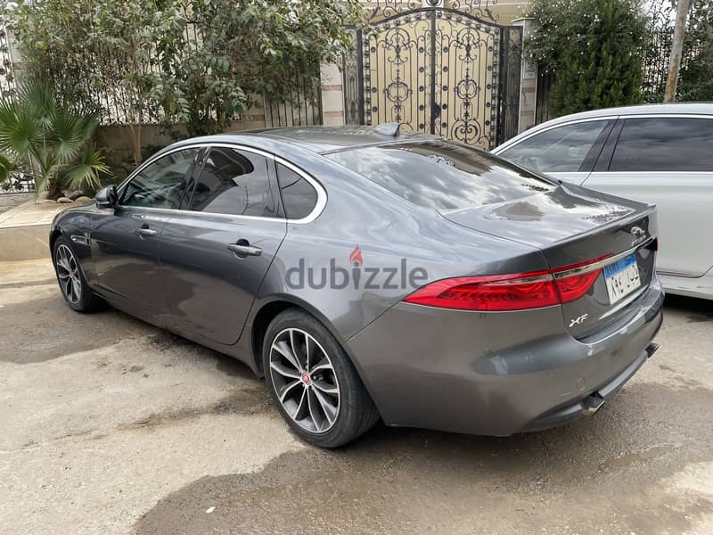 Jaguar XF 2016 portfolio GreyXBeige 5