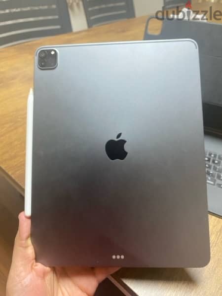 iPad Pro 12.9inch 5th generation 256gb with MagicKeyboard and Pencil2 2