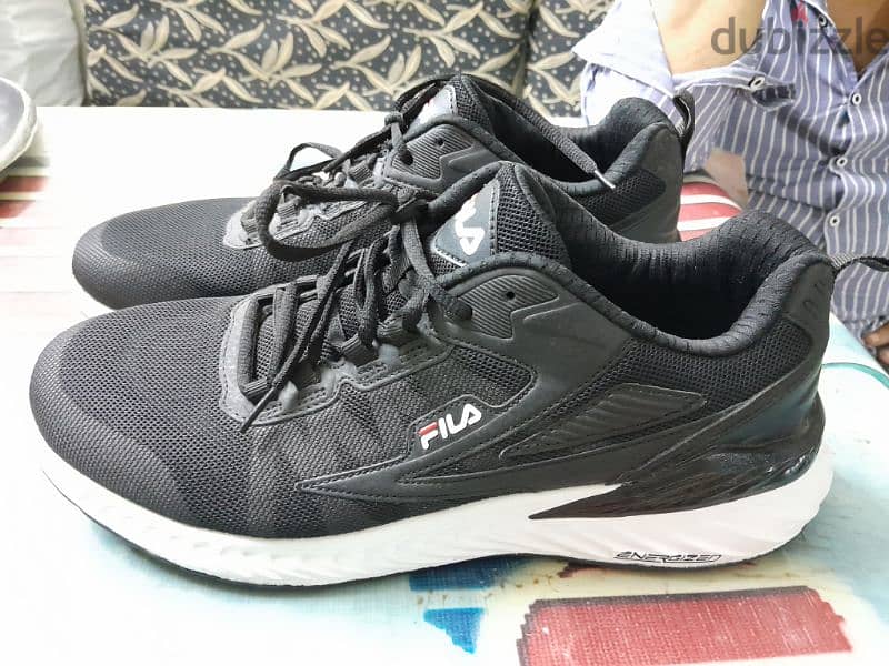 كوتشي رياضي من fila تلبيس  مقاس ٤٠ و ٤١ 1