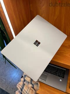 surface laptop بروسيسور i5 جيل ثامن  بشكل قمه في الفخامه وبخصم 2000ج