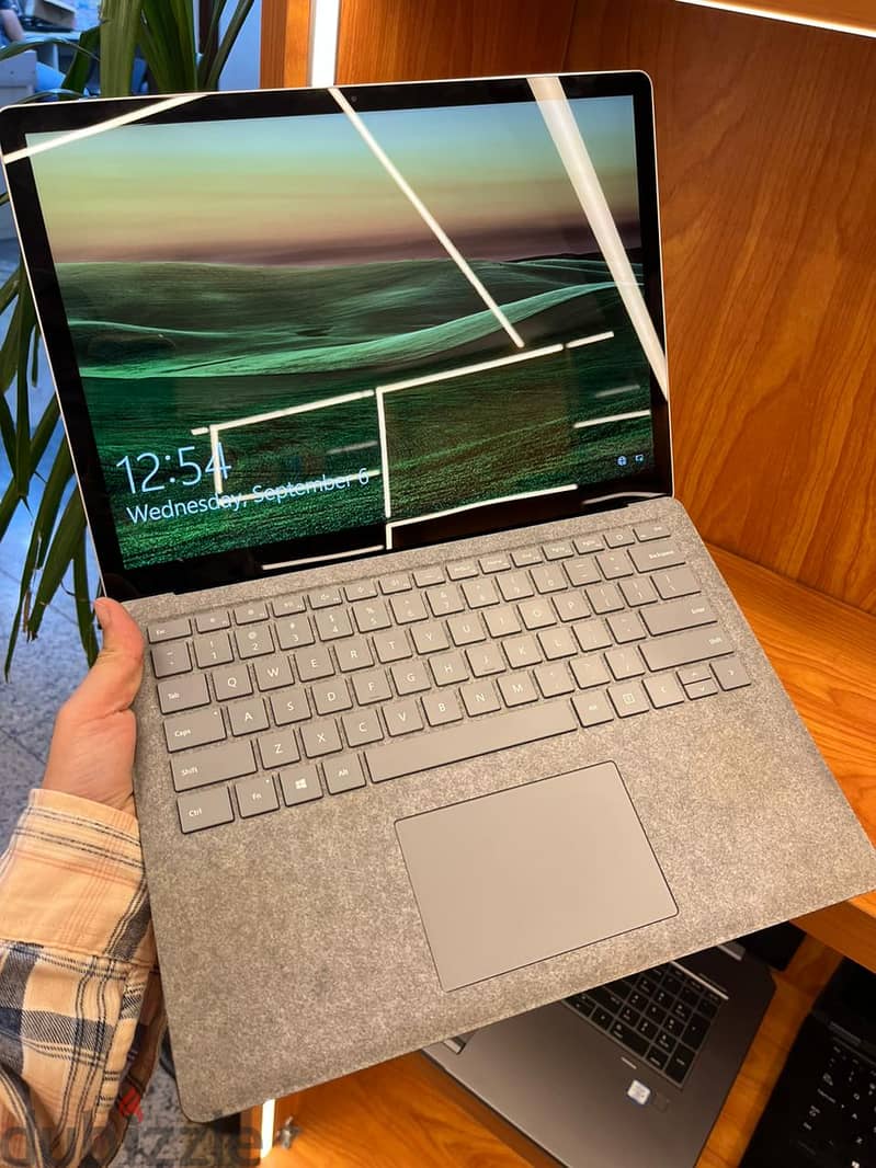 surface laptop بروسيسور i5 جيل ثامن  بشكل قمه في الفخامه وبخصم 2000ج 1