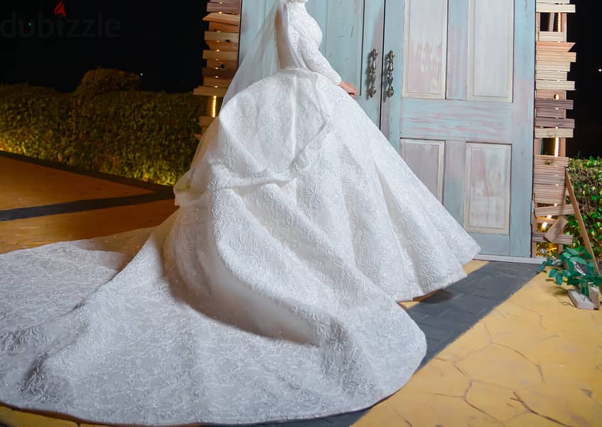فستان زفاف بالطرحة  للبيع 4