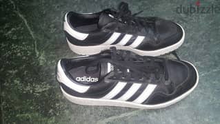 حذاء adidas مقاس 40 ينفع حريمى ورجالى