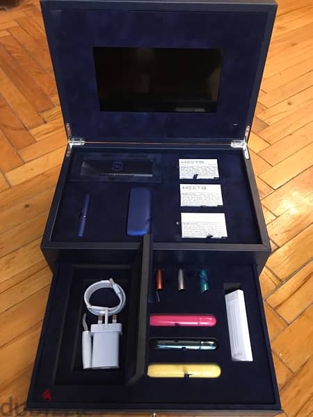 iqos 3 duo with media player and several covers and all accessories 7