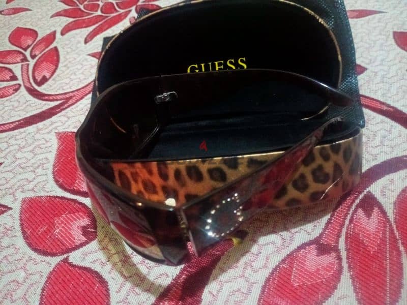 نضارة guess original black من فرنسا و واحده brown 6