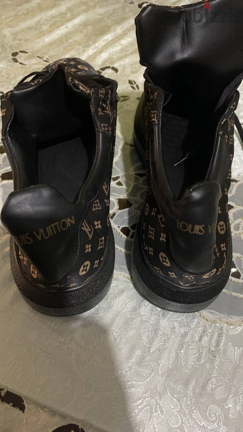 حذاء رجالي Louis Vuitton 1