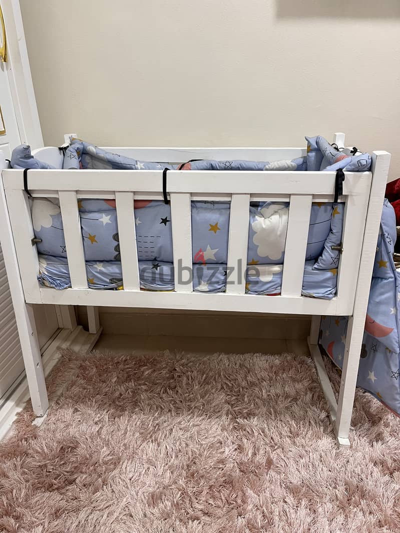 سرير اطفال مصنوع من الخشب الزان 0
