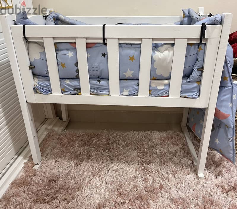 سرير اطفال مصنوع من الخشب الزان 1