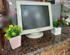 شاشة تلفزيون أو كمبيوتر سامسونج حالة جيدة استعمال خفيف معروضة للبيع