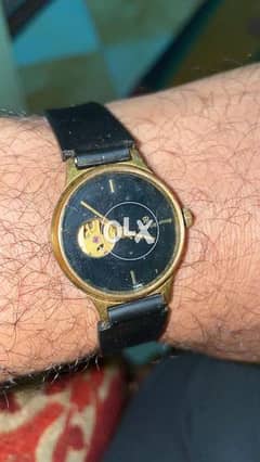 ساعة سويسرية بلون أسود فخم وعلامات ذهبي معدنية 0