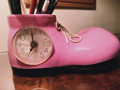 ساعة ومقلمة مكتب علي شكل حذاء من الثمانينيات ماكينة تيواني اللون Pink