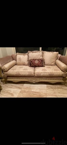 excellent condition sitting area