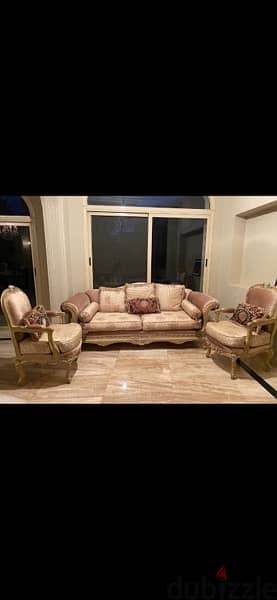 excellent condition sitting area 1