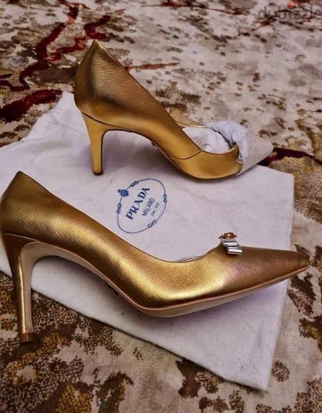 prada heels black & gold 4