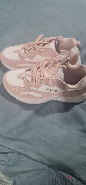 كوتشي Fila اصلي وارد الكويت بحالة الجديد تماما