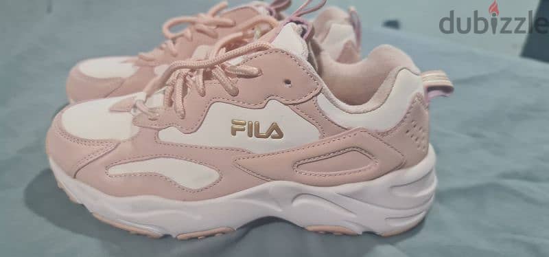 كوتشي Fila اصلي وارد الكويت بحالة الجديد تماما 1