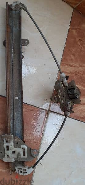 للبيع طقم ماكينة زجاج مانيوال (يدوي)  لزوم سيارة لانسر٢٠٠١ المكواه