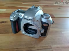 كاميرا نيكون F75 موديل قديم ومعاها عدسه وفيلم وفلاش 0