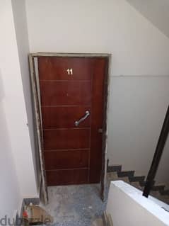 باب خشب مستعمل  الباب بالحلق ومفاتيح